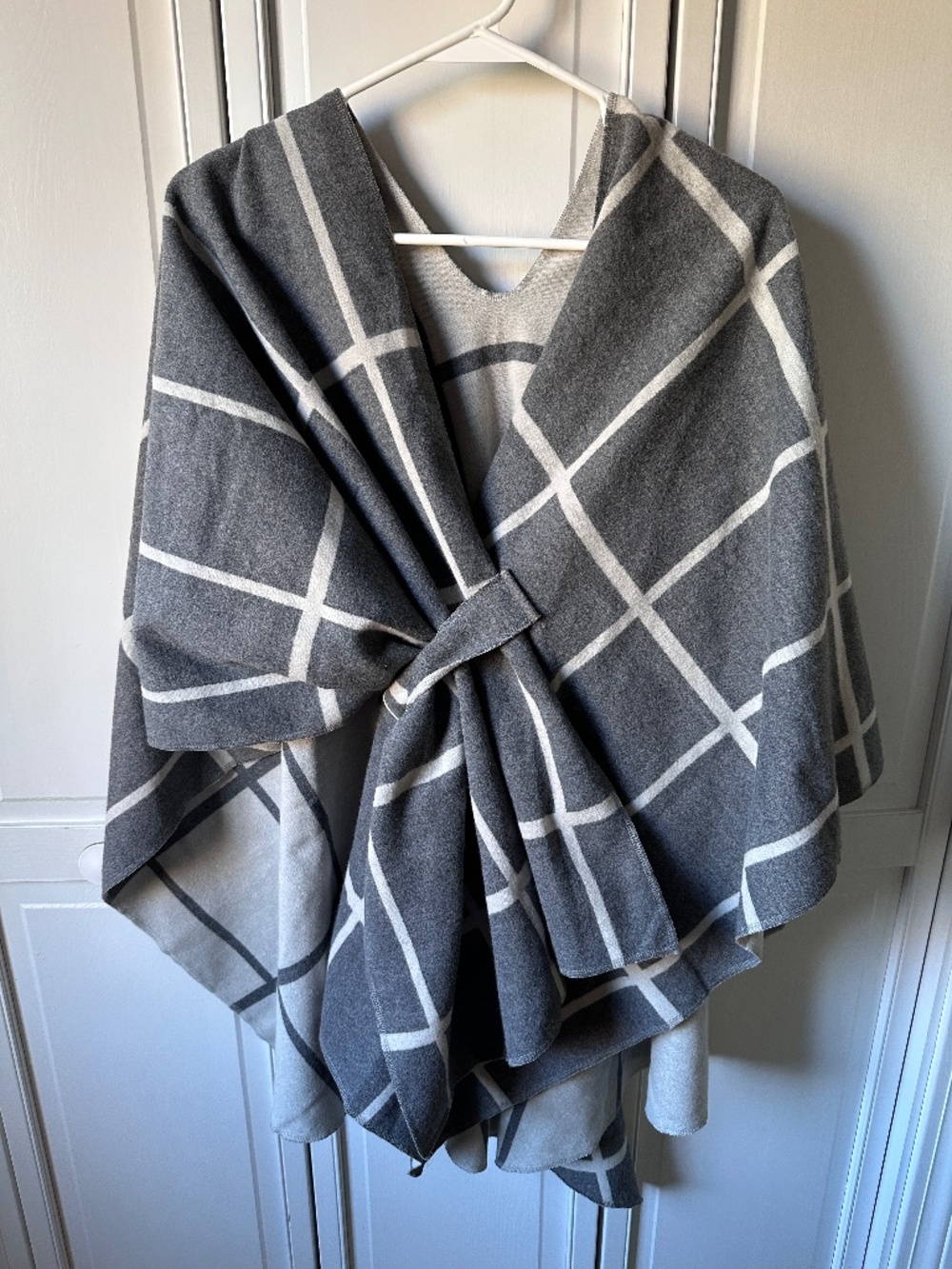 Moss Rose Reversible Wrap Ruana Poncho Gray Windowpane Plaid Loop Closure NWT